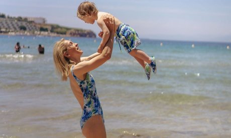 Η Γιούλικα Σκαφιδά και ο μικρός Άγγελος υποδέχονται το καλοκαίρι φορώντας ίδια μαγιό