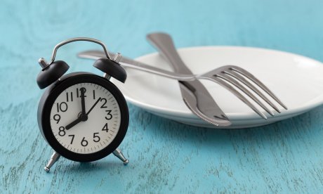 Διαλειμματική νηστεία ή μείωση θερμίδων; Ποια υπερέχει για απώλεια βάρους & καρδιομεταβολική υγεία