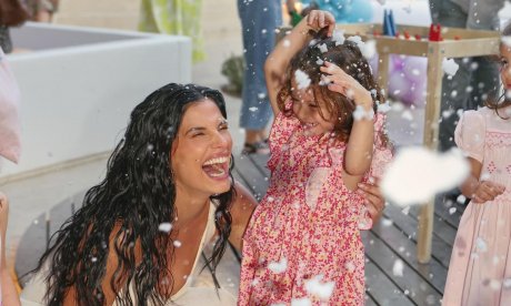 Γενέθλια, παιχνίδια και αγκαλιές: Έτσι κύλησε ο Ιούνιος για τη Χριστίνα Μπόμπα και τις δίδυμες